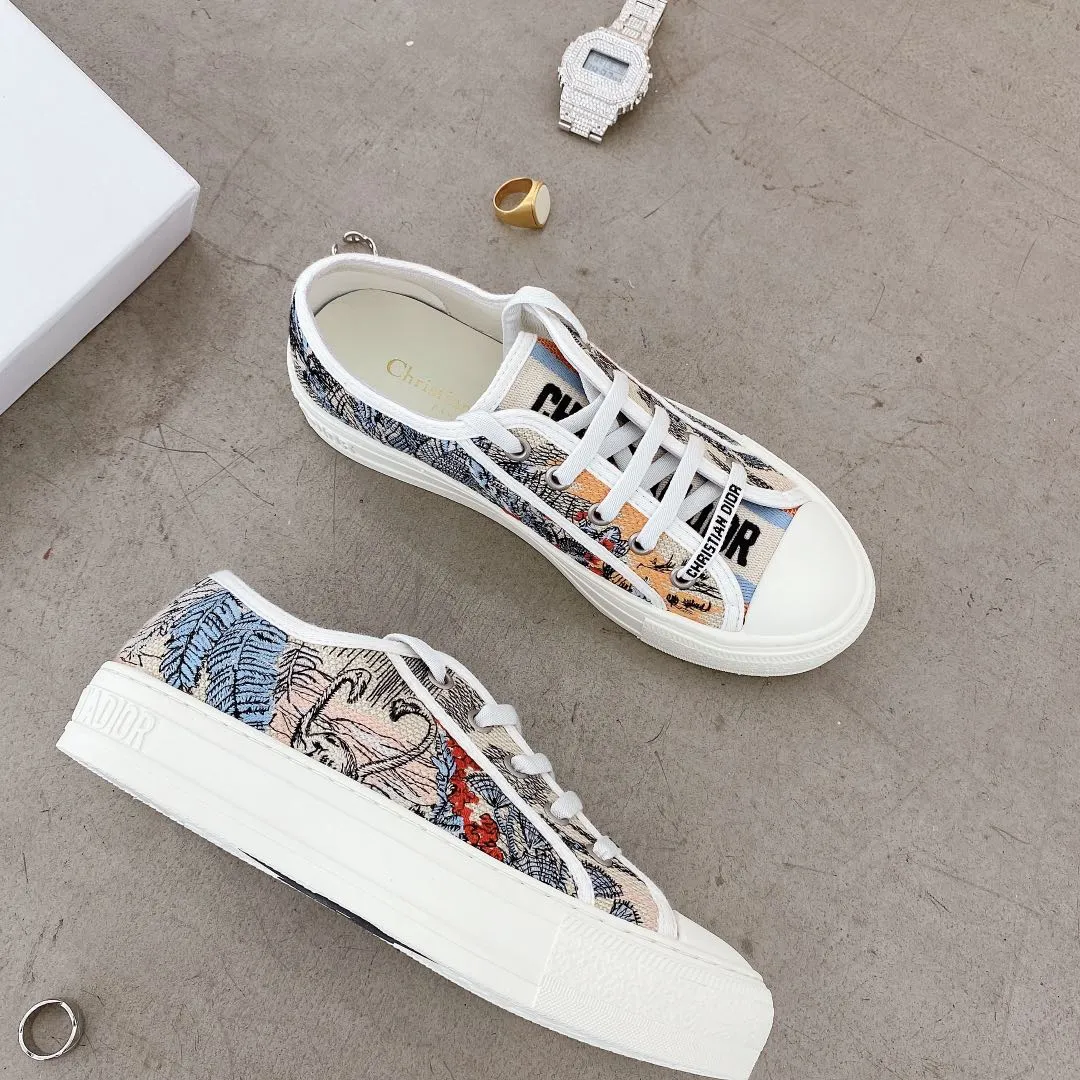 👟👟Ex-factory price 500👟👟 New arrival at D home, synchronized with the official website WALK N DIOR embroidered canvas shoes series, 100% cotton silk double-sided three-dimensional embroidery All the materials of this shoe are original molds, right down to the hardware, laces, outsole, PU midsole...the upper fabric is made of double-sided pure cotton silk three-dimensional electric embroidery. Each style looks colorful, but it does not make it difficult to match clothes. The entire series is like a piece of handicraft, unique!  ▪️Inner lining: full-grain mixed sheep and sheepskin ▪️Foot pads: same color cowhide, comfortable to the feet ▪️My last style is exactly the same as ZP, welcome to compare. My color scheme is the most complete, and the counter has a full set of packaging. Code number: 35-41
